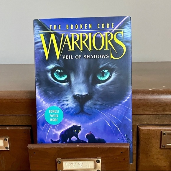 Hardcover Book Warriors The Broken Code Veil of Shadows Erin Hunter Cats - Picture 1 of 6